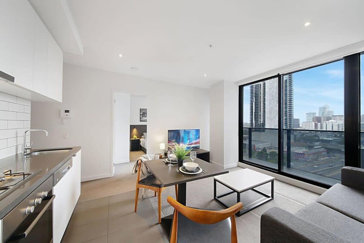 A Stylish & Comfy 2br Views In Southbank Apartment